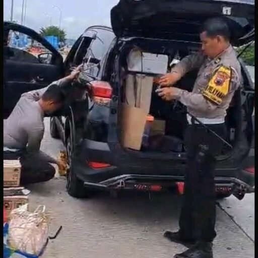 Ops Ketupat Candi 2025: Sigap! Polisi Bantu Pemudik Yang Mengalami Pecah Ban Mobil di Bahu Jalan