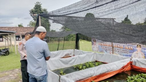 Personil Polsek Muara Kuang Lakukan Pengecekan Kolam Ternak Ikan untuk Ketahanan Pangan