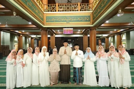 Wali Kota dan Wakil Wali Kota Bekasi Sholat Idul Fitri di Masjid Agung Al-Barkah Kota Bekasi*