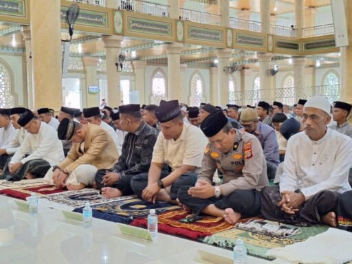 Danalanal Simeulue Laksanakan Sholat Idul Fitri Bersama Forkopimda Di Masjid Tengku Khalilullah