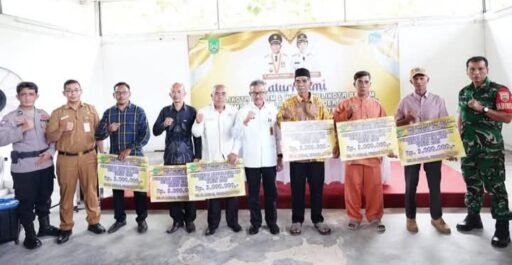 Sekda Batam Jefridin Bagikan Insentif, Ajak Ketua RT/RW Galang Dukung Program Amsakar – Li Claudia