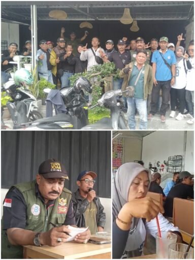 Keluarga Besar H Toni Hartono Membagikan Bingkisan THR Kepada Awak Media Lamongan Selatan