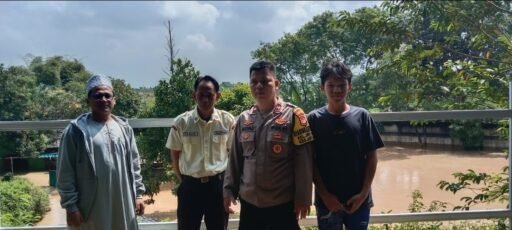 Bhabinkamtibmas Sigap Antisipasi Genangan Air di Jatisari Akibat Luapan Sungai Cikeas