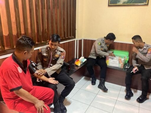Biddokkes Polda NTB Periksa Kesehatan dan Beri Vitamin kepada Tahanan