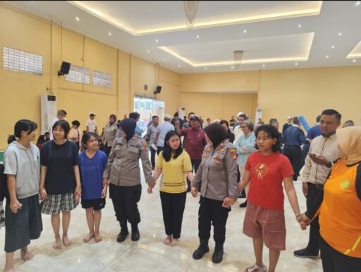 POLWAN POLSEK RAWA LUMBU DAN YAYASAN BUDDHA TZU CHI BANTU KORBAN BANJIR