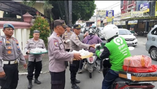 Polsek Bekasi Selatan Tebar Berkah Ramadhan, Bagikan Takjil Gratis untuk Pengguna Jalan