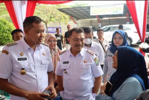 Wali Kota Bekasi Tri dan Wawali Harris Datang Bareng Tinjau Program Pemutihan Pajak Kendaraan