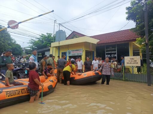 Bhabinkamtibmas Bekasi Jaya Evakuasi Warga Terdampak Banjir