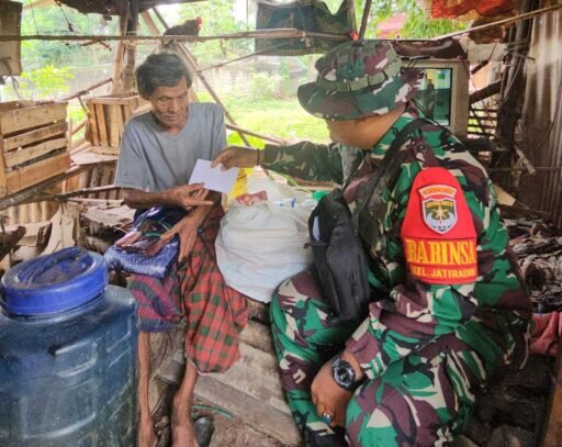 Babinsa Jatiraden Berikan Bantuan Sembako untuk Pak Bodong yang Hidup Sebatangkara