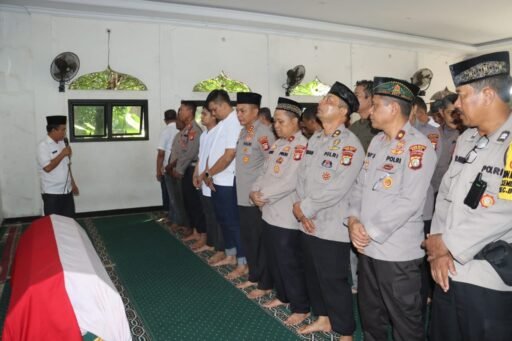 KAPOLRES METRO DEPOK HADIRI PEMAKAMAN ALM. BRIPKA SUNYOTO ANGGOTA POLSEK SUKMAJAYA