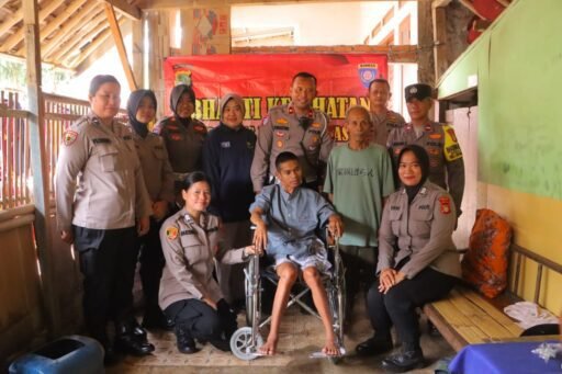 Polres Metro Bekasi Serahkan Bantuan Kursi Roda dalam Kegiatan Bakti Kesehatan di Cikarang Pusat