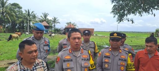 Kapolres Ogan Ilir Cek Korban Bencana Alam Angin Puting Beliung dan Salurkan Bansos Berupa Sembako