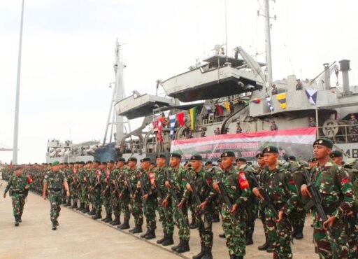 KRI Teluk Ambonia-503 Bersama Satgas Yonif 644 Menuju Daerah Operasi
