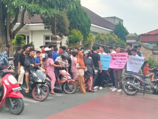 Masyarakat Pendukung TNI di Tebing Tinggi Bagikan Takjil Ramadhan 1446 H
