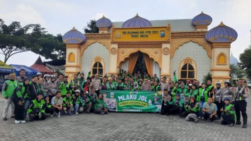 Satlantas Polres Gresik Gelar “MLAKU JOL” bersama Driver Ojol di Posyan Ops Ketupat Semeru 2025