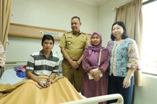 Wali Kota Bekasi Kunjungi Satpam Korban Penganiayaan di RS Mitra Keluarga Bekasi Barat
