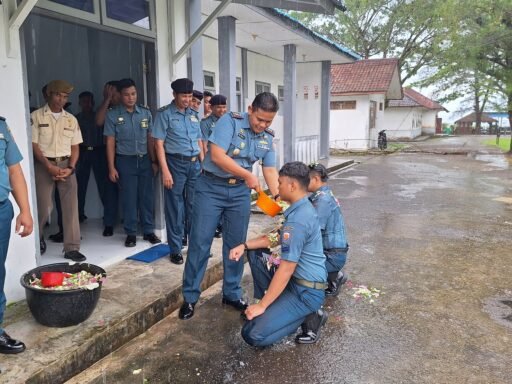Danlanal Simeulue Pimpin Upacara Kenaikan Pangkat Personel Lanal Simeulue Periode 1 April 2025