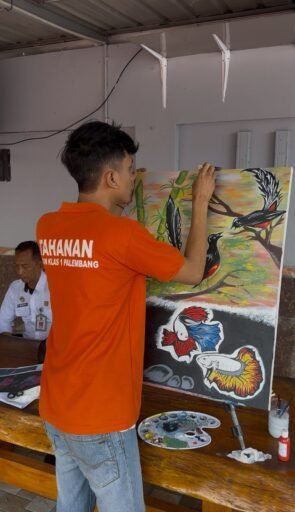 KEGIATAN MELUKIS BIMKER RUTAN PALEMBANG DALAM PROGRAM INDONESIA PRISON PRODUCT AND ART FESTIVAL
