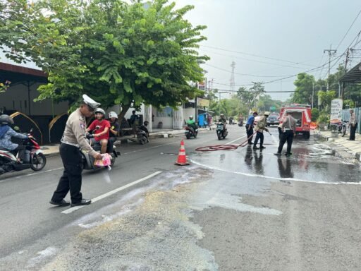 Kesigapan Unit Gakkum Satlantas Atasi Tumpahan Solar di Simpang Empat Terminal Lama