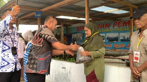 Lapas Tanjungbalai Asahan Bagikan Ikan Patin kepada Masyarakat Sekitar