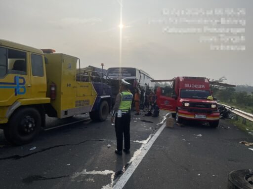 Akibat Lawan Arah, Honda BR-V Tabrakan Dengan Bus di Tol Pemalang-Batang KM 332