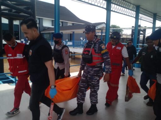 TNI AL Bergerak Cepat Evakuasi ABK Korban Insiden Kapal di Gandus