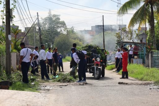 Dengan Semangat Gotong Royong, Prajurit Lanal Dumai Bersama Warga Bersihkan Lingkungan