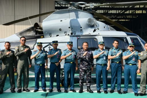 Danlanal Bandung Hadiri Ferry Flight AKS A5565MBE SN.7022 Dari PTDI Menuju PP TNI-AL Surabaya