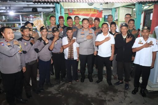 KAPOLRES METRO BEKASI KOTA GELAR “NGOPI KAMTIBMAS” DAN BAGIKAN ROMPI KE PETUGAS SATKAMLING