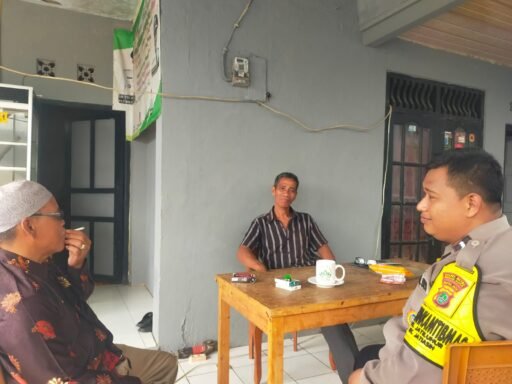 Bhabinkamtibmas Sambangi Tokoh Masyarakat dan Cek Situasi Pasca Arus Balik Lebaran