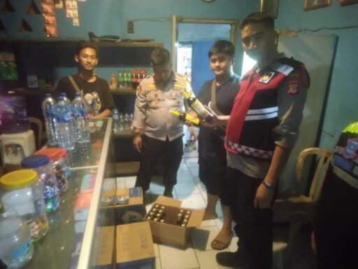 53 Botol Miras Disita Polsek Patokbeusi dalam Razia Miras