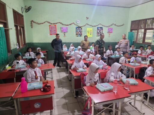 POLSEK BANTAR GEBANG DUKUNG PENYALURAN MBG UNTUK MASA DEPAN GENERASI TERBAIK