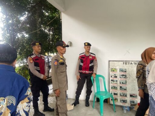Personel Sat Samapta Polres Serang Amankan Rapat Pleno di Kecamatan Ciruas