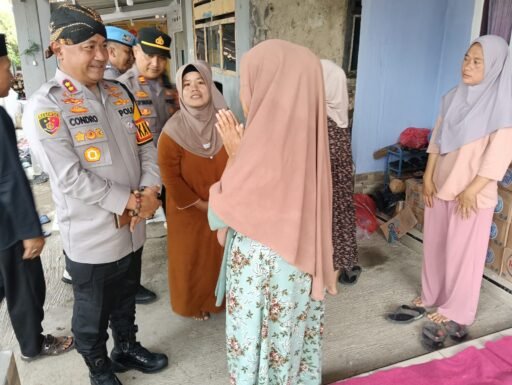 Kapolres Serang Melayat Dirumah Duka Anggota Linmas Yang Meninggal Dunia Saat Bertugas