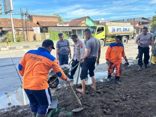 Peduli Keselamatan Warga, Polsek Mejobo Gelar Kerja Bakti Perbaiki Bahu Jalan Desa Jepang, Mejobo
