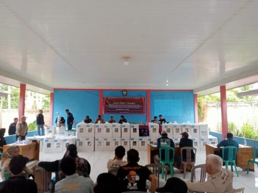 Pengamanan Rapat Pleno di PPK Kecamatan Ulu Musi oleh Personel TNI-Polri