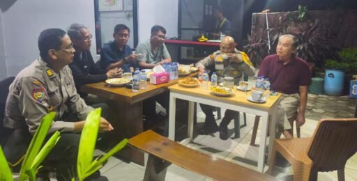 Kapolsek Pondok Gede Sambangi Warga RW 012 Jatimelati dalam Kegiatan “Ngopi Kamtibmas”