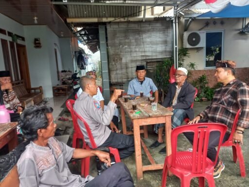 Wujud Peduli Dan Empati Bhabinkamtibmas Bintara Jaya Takziah Di Kediaman Warga Yang Meninggal