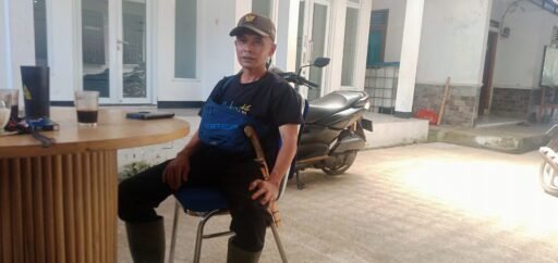 Gaya Nyentrik Kades Ciracas Purwakarta. Ini Penjelasannya