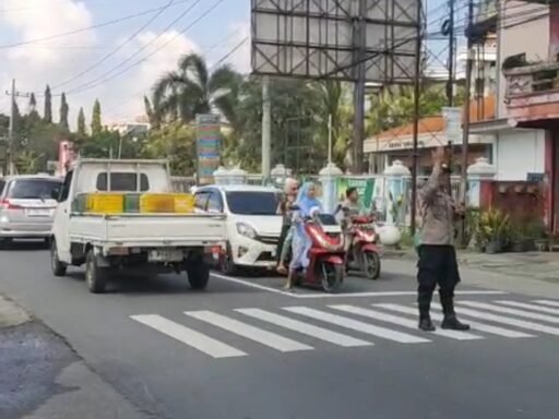Polsek Ngimbang Melaksanakan Pengaturan Lalu Lintas Arus Mudik Lebaran Di Wil Ngimbang
