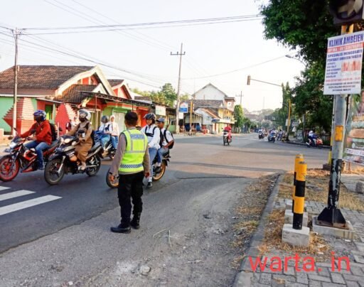 Polsek Ngimbang Melaksanakan Commanderwish Pagi Cegah Lakalantas