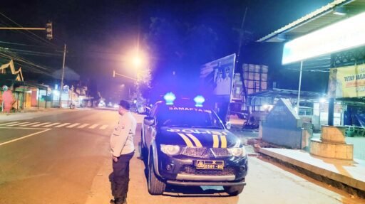 Cegah Kriminalitas Dan Antisipasi 3C Polsek Ngimbang Melaksanakan Patroli Blue Light