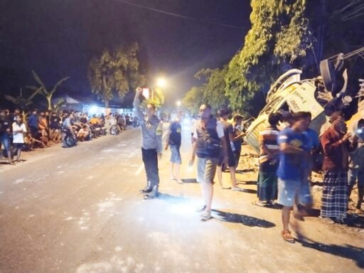 Akhibat Rem Bloong Truk Tronton Muatan Semen Hantam Rumah dan Gapura Di Ngimbang