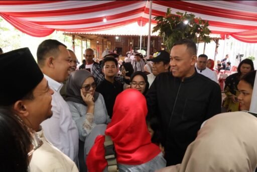 Open House Hari Kedua, Warga dan Relawan Padati Kediaman Wali Kota Bekasi.