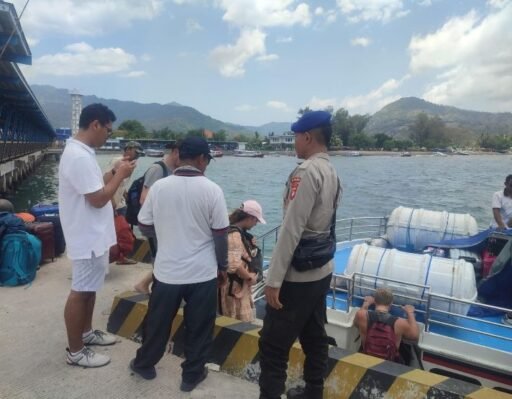 Kapal Polisi Polairud Polda NTB Gelar Patroli Binmas di Perairan Senggigi