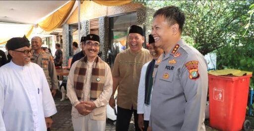 Kapolres Metro Bekasi Kota memantau giat pengamanan Paskah di Gereja Santo Servatius Pondok Gede