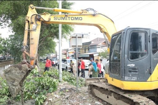 Wali Kota Bekasi Tinjau Penertiban Bangunan Liar dan Pengerukan Kali di Jalan Pangeran Jayakarta