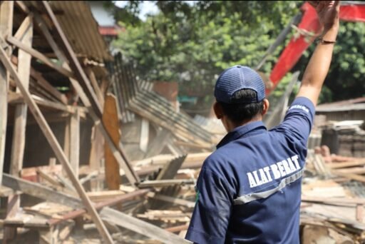 4 Bangunan Liar di RW 07 Jatibening Baru diBongkar