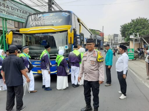 Bhabinkamtibmas Polsek Bekasi Barat Melakukan Pengamanan Jemaah Haji Kloter 4 As’ Sadiyah Bintara