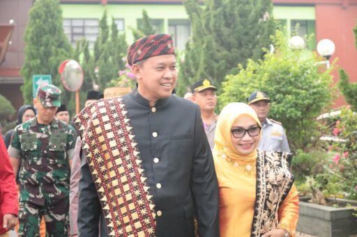 Peringatan Hardiknas 2025, Wali Kota dan Wakil Wali Kota Bekasi Kompak Berbusana Daerah